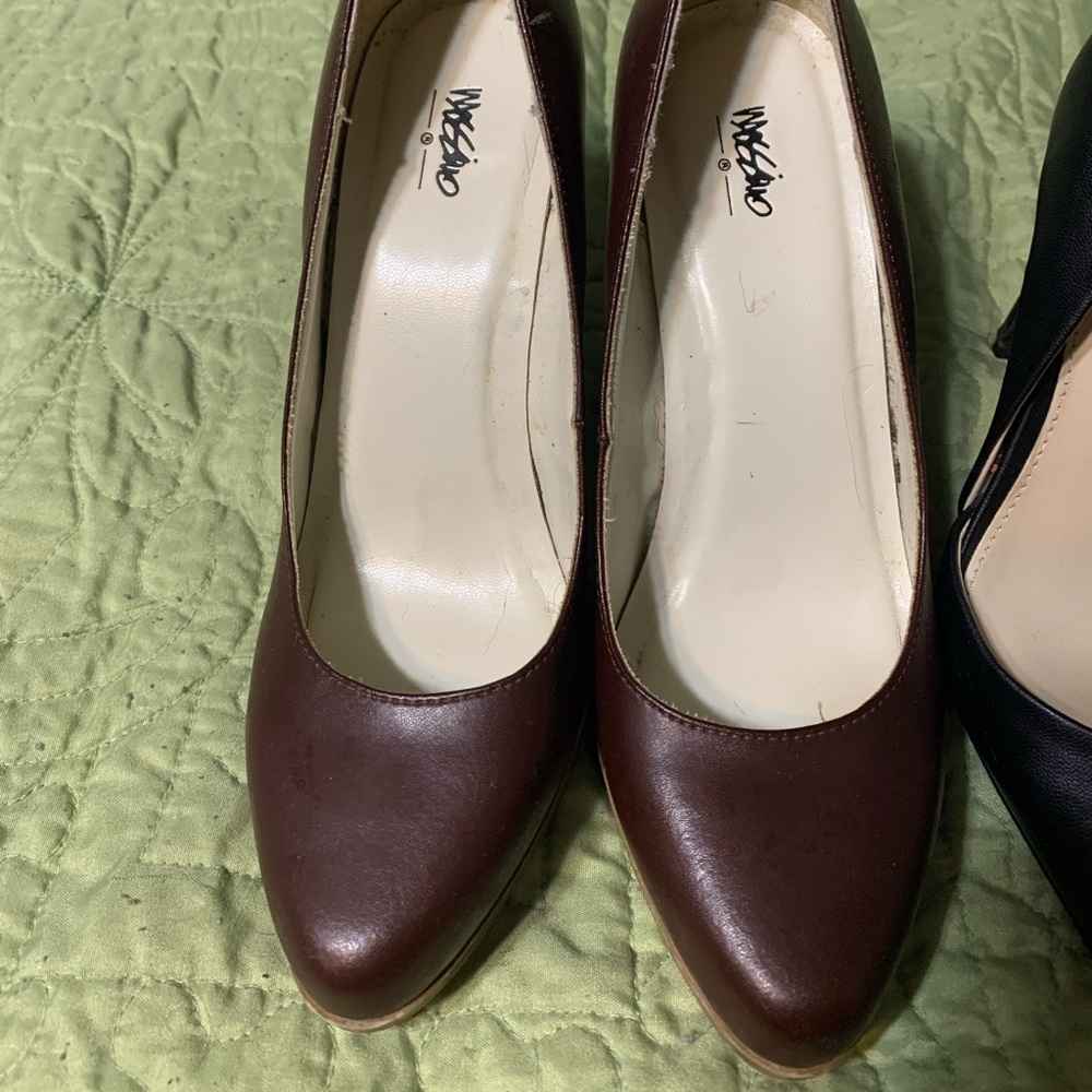 Reddish/brown heels